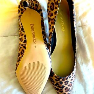 Never Worn Enzo Angiolini Leopard mid-height pumps. Size 8 US women’s size